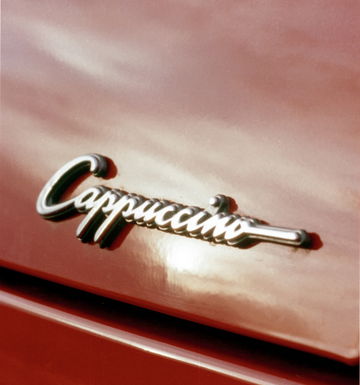 Insignia lateral del Suzuki Cappuccino, deportivo icónico de la década de los 90.