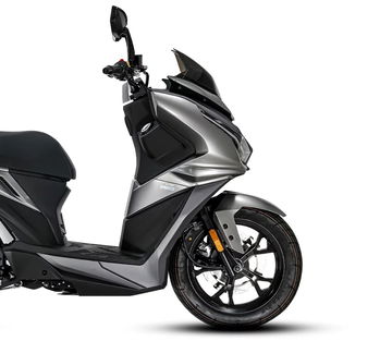 Vista lateral de la scooter SYM Jet Evo 4 destacando su diseño aerodinámico y moderno