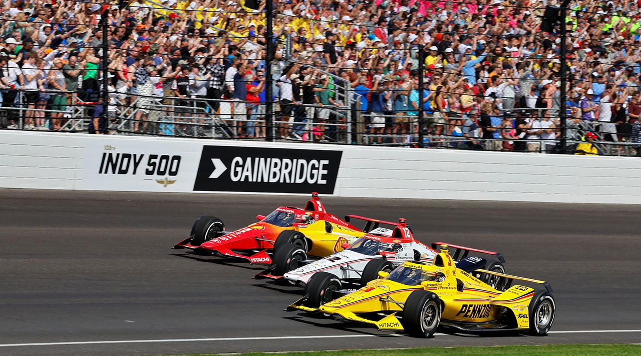 Monoplaza de Team Penske en plena competición, velocidad y precisión en pista