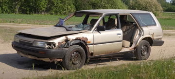 Toyota Camry revive tras 18 años en desuso mostrando el paso del tiempo