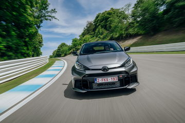 Vista frontal del Toyota GR Yaris con propulsión de hidrógeno en pista de pruebas