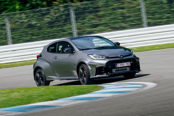 Vista dinámica del Toyota GR Yaris especial moviéndose en pista.