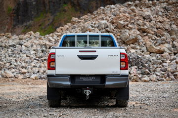 Vista trasera del prototipo Toyota Hilux FCEV, destacando su robustez y diseño funcional.