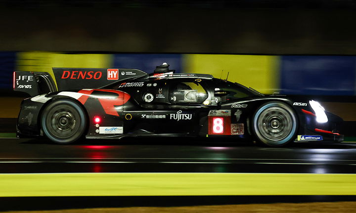 Toyota compitiendo bajo la lluvia intensa en Le Mans 2024