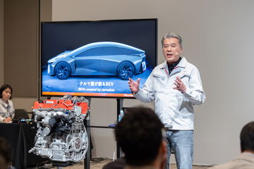 Toyota presenta motor cuatro cilindros híbrido innovador.