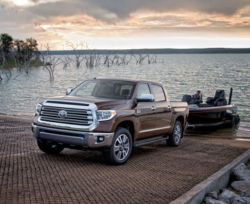 Toyota Tundra 2019 muestra robustez y capacidad de remolque en entorno natural