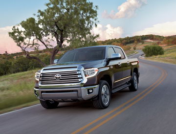 Toyota Tundra 2019 en marcha, reflejando robustez y durabilidad.