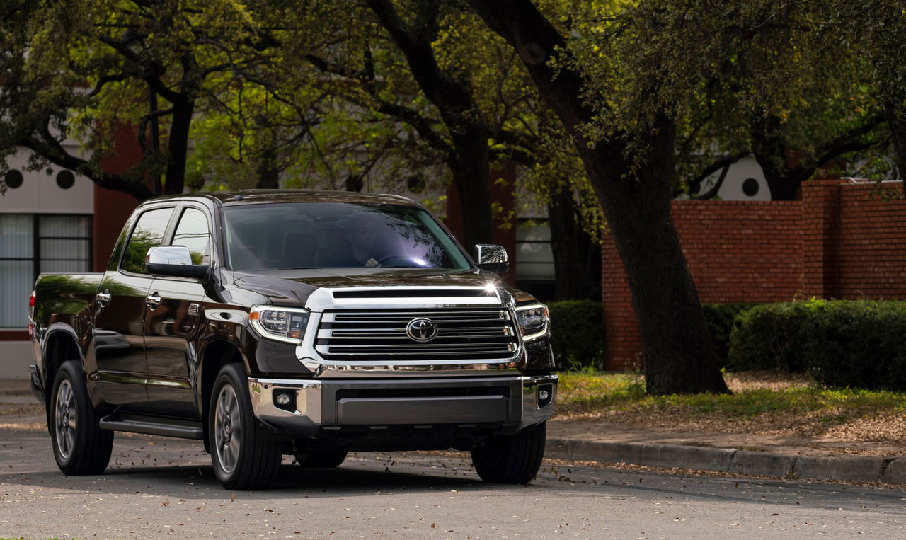 Toyota Tundra 2019 mostrando su robusta estética lateral y frontal