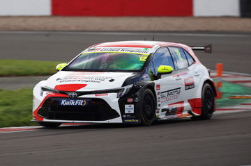 Vista dinámica del Toyota Corolla compitiendo en el BTCC