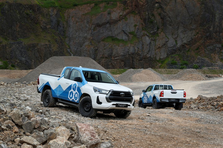 Pick-up Toyota Hilux de hidrógeno demuestra su capacidad todo terreno.