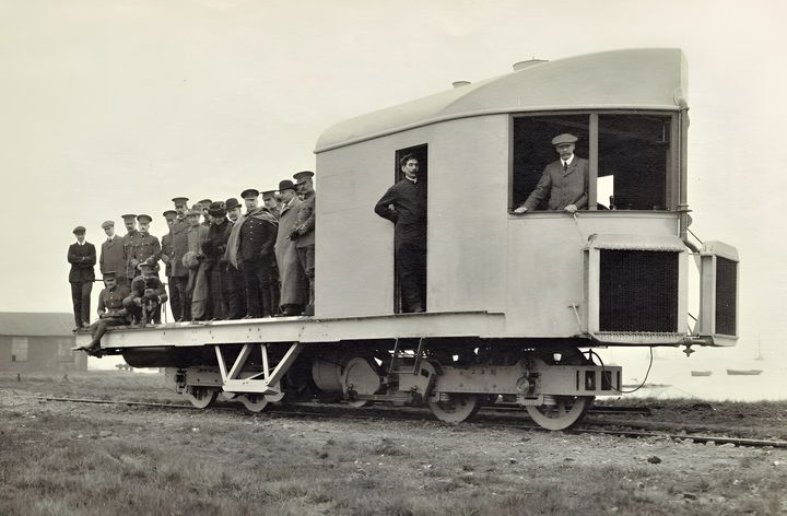 hazaña ingenieril: tren equilibrio sobre una hilera ruedas