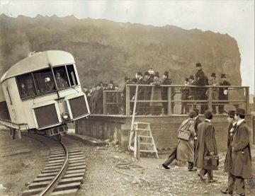 Imagen histórica del tren gyro monorail mostrando su equilibrio inusual.