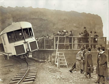 Imagen histórica del tren gyro monorail mostrando su equilibrio inusual.