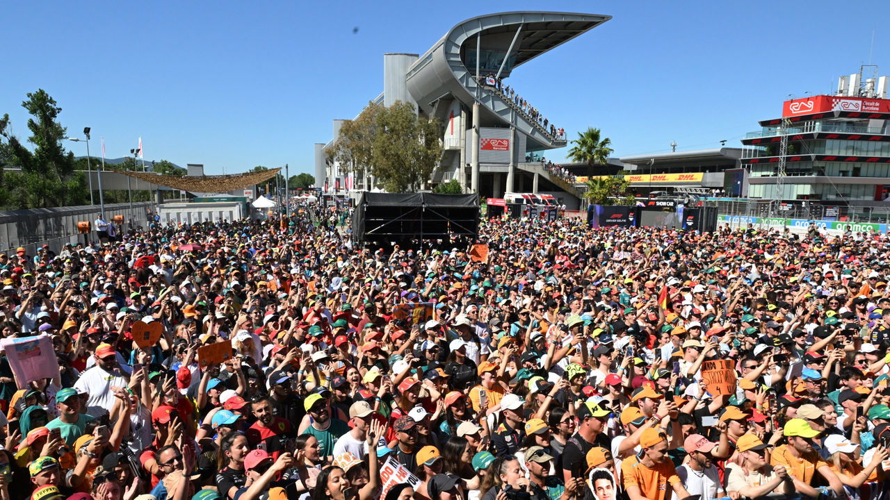 Aficionados abarrotan tribunas, ambiente festivo previo carrera