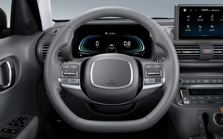 Volante multifunción del Hyundai Casper con controles integrados.