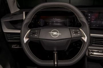 Vista del volante y detalles del salpicadero del Opel Frontera 2024.