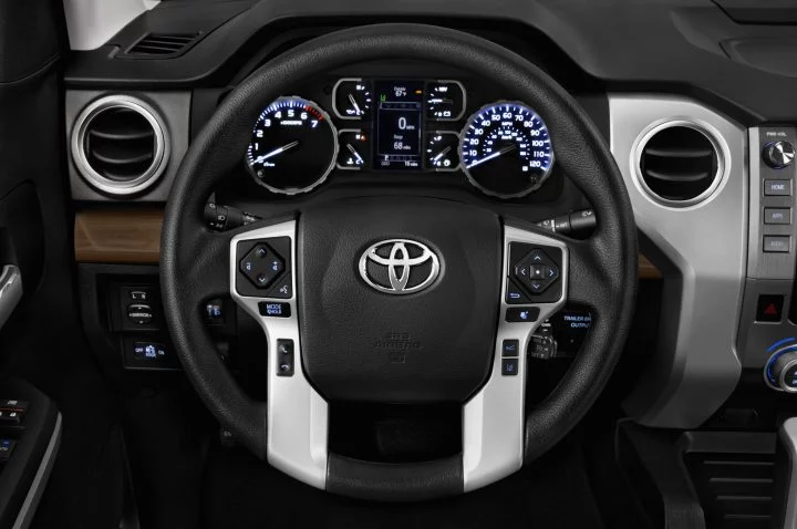 Vista del volante e instrumentación de la Toyota Tundra 2019.