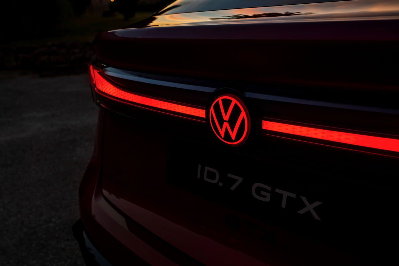 Trasera del Volkswagen con iluminación distintiva y 340 CV de potencia.