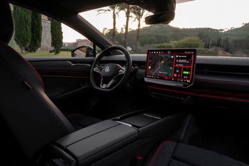 Cockpit digital y acabados premium en el interior del Volkswagen.