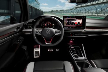 Cockpit del Volkswagen Golf GTI Clubsport con volante deportivo y pantalla táctil.
