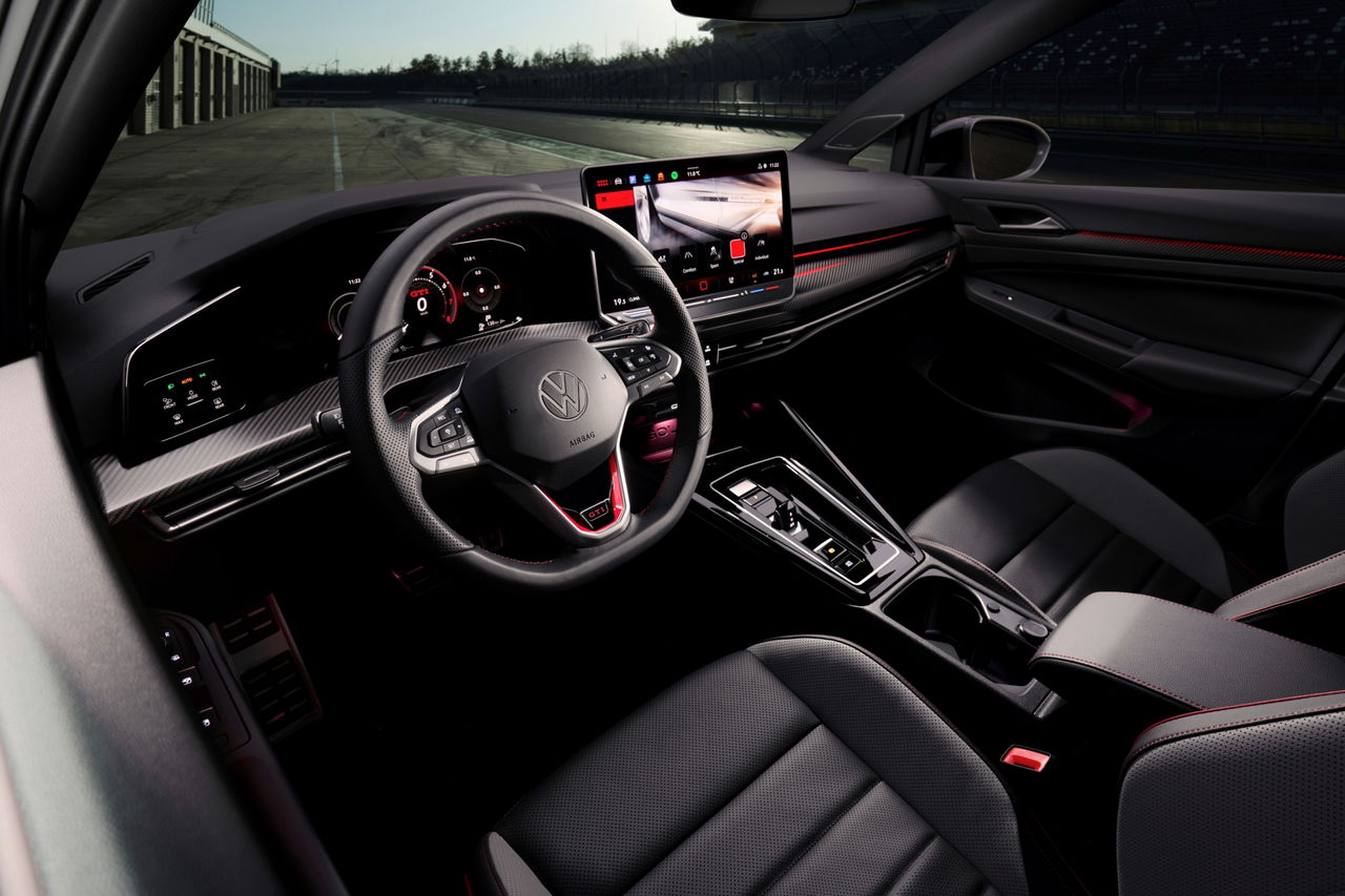 Vista lateral del habitáculo del Volkswagen Golf GTI Clubsport, acabados premium.