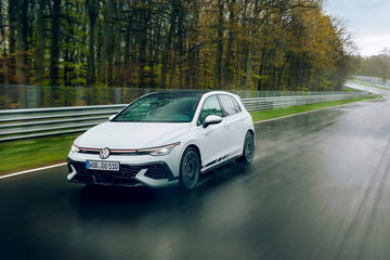 Volkswagen Golf GTI Clubsport desafiando el asfalto del Nürburgring.