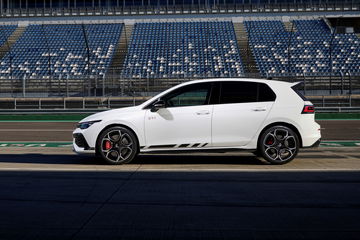 Volkswagen Golf GTI Clubsport en circuito, presencia imponente.