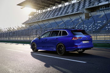 Volkswagen Golf R Black Edition en pista, mostrando su poderío con 333 CV.