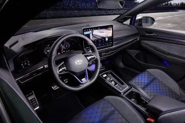 Vista del puesto de conducción del nuevo Volkswagen Golf R Black Edition, destacando su moderno diseño y tecnología.