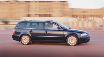 Vista lateral del Volkswagen Passat W8, mostrando su perfil elegante y deportivo.