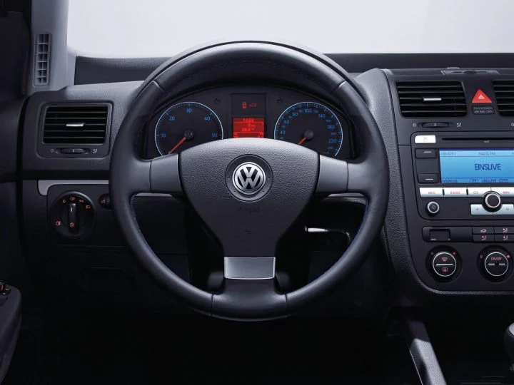 Vista del volante y parte del salpicadero de un Volkswagen destacando su sobrio diseño