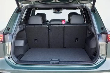 Amplio maletero del Volkswagen Tiguan, ideal para familias.
