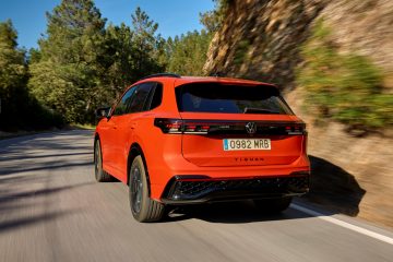 Vista dinámica de la trasera del Volkswagen Tiguan 2024, mostrando su robusta silueta.