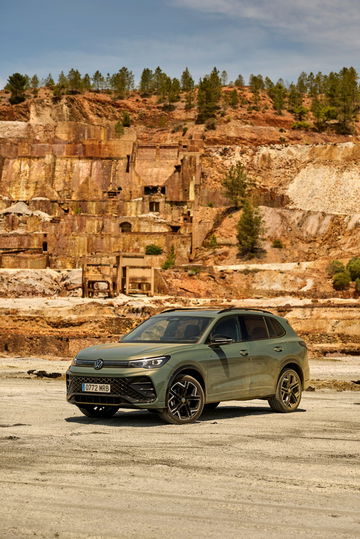 Volkswagen Tiguan 2024 en paisaje natural, destacando su diseño lateral.