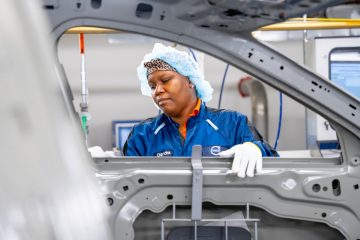 Trabajador ensamblando componentes en la línea de producción de Volvo.