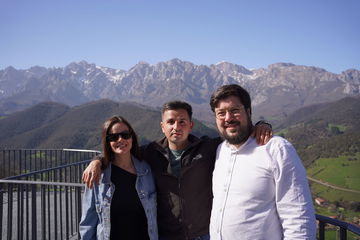 Un grupo de viajeros disfrutando del paisaje, sin foco en vehículos.