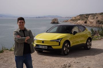 Volvo eléctrico en ruta por paisaje español, combina estilo y eficiencia.