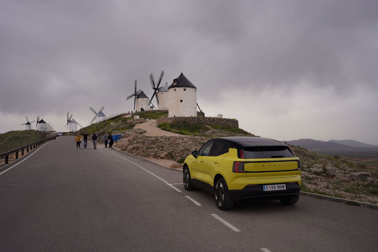 Volvo eléctrico destaca en trayecto ibérico, combinando eficiencia y estilo.