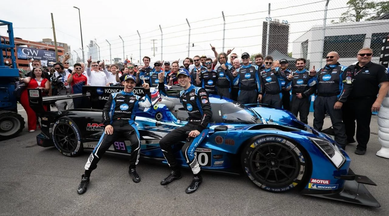 Equipo Wayne Taylor Racing junto al Andretti GTP en Detroit 2024.