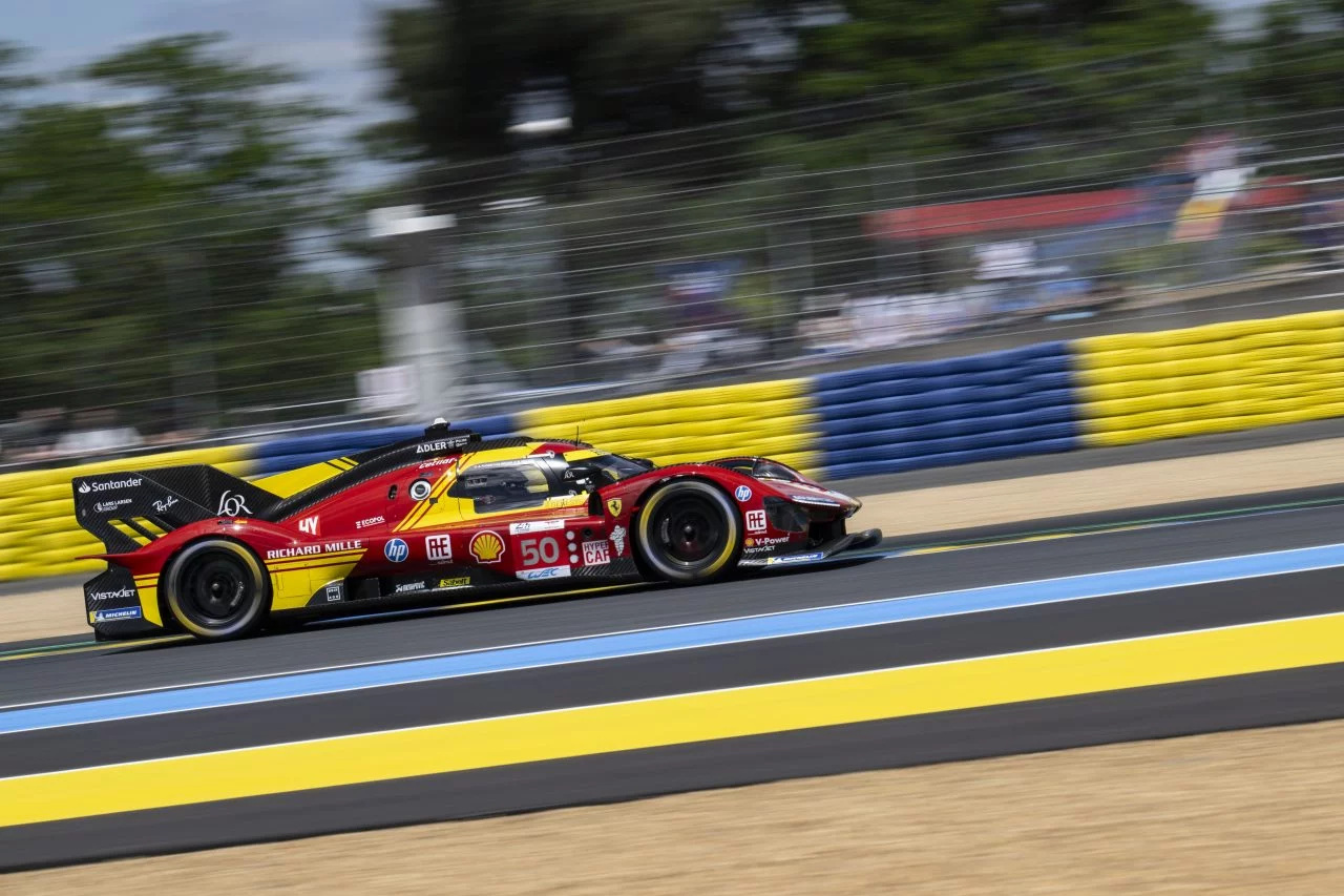 Vista dinámica de un competidor en Le Mans 2024, enfocado y a velocidad.