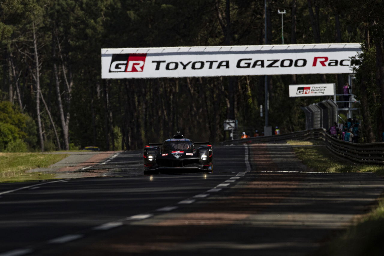 Vista trasera y lateral de un vehículo participante en las 24 Horas de Le Mans 2024.