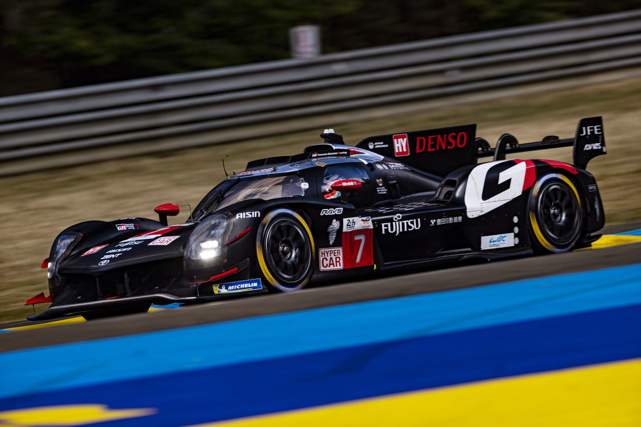 Vista dinámica del Toyota #7 en Le Mans, mostrando su aerodinámica avanzada