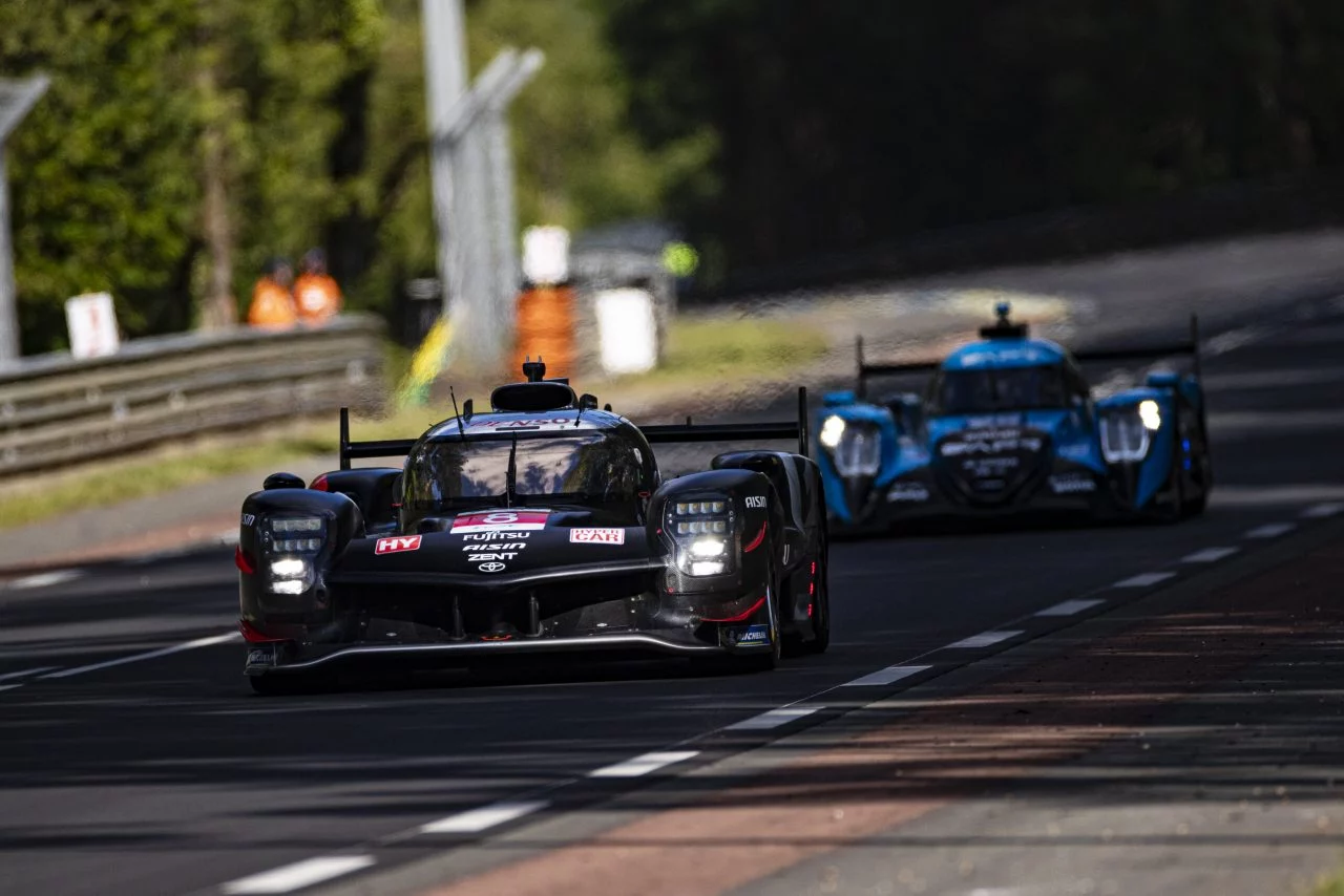 Toyota lidera sesión entrenamiento 24 Horas Le Mans, vista lateral dinámica.