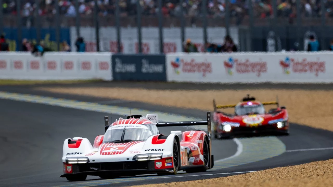 Porsche liderando con Ferrari siguiéndole cerca en Le Mans 2024