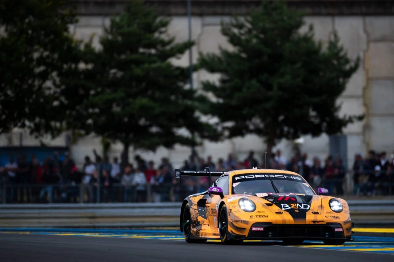 Ferrari dominando recta en Le Mans con entrega y pundonor