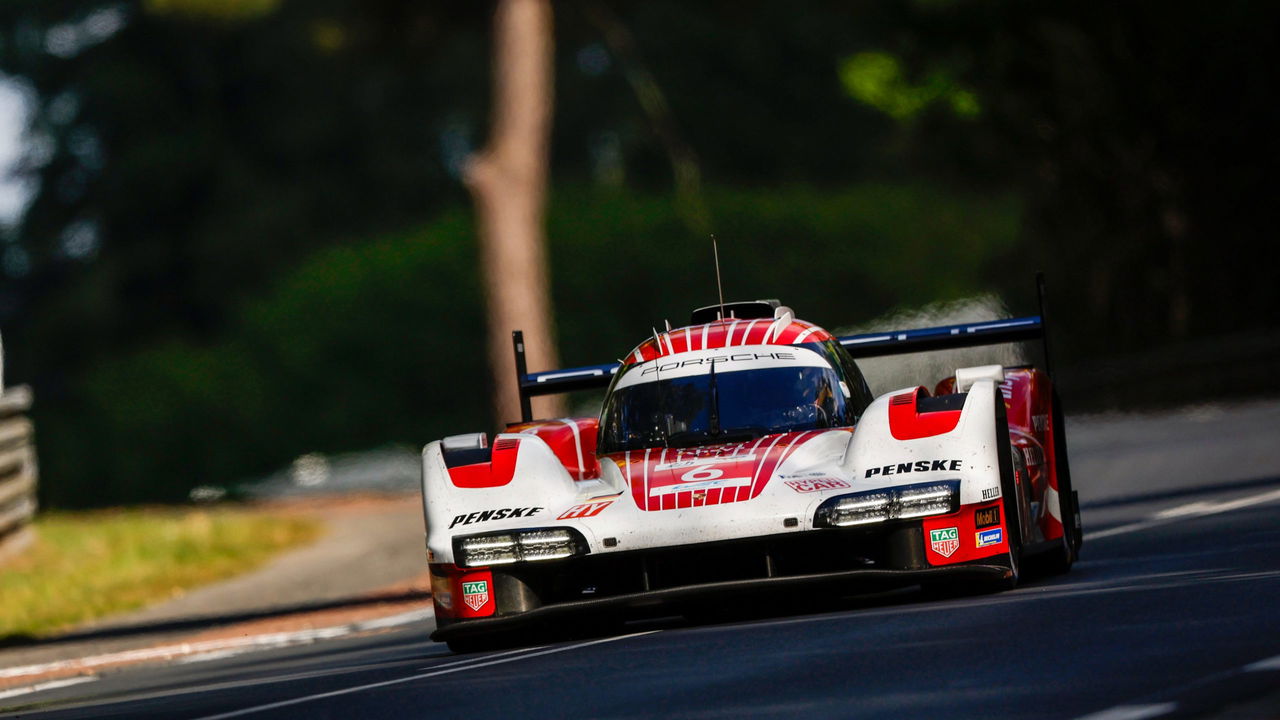 Vista dinámica del Porsche en la Hyperpole de Le Mans 2024, mostrando su aerodinámica.