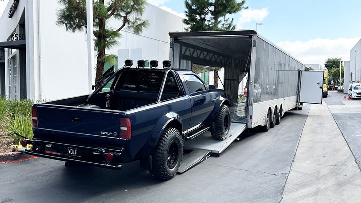 Camioneta eléctrica Wolfe con diseño retro, trasera destacada y lateral visible