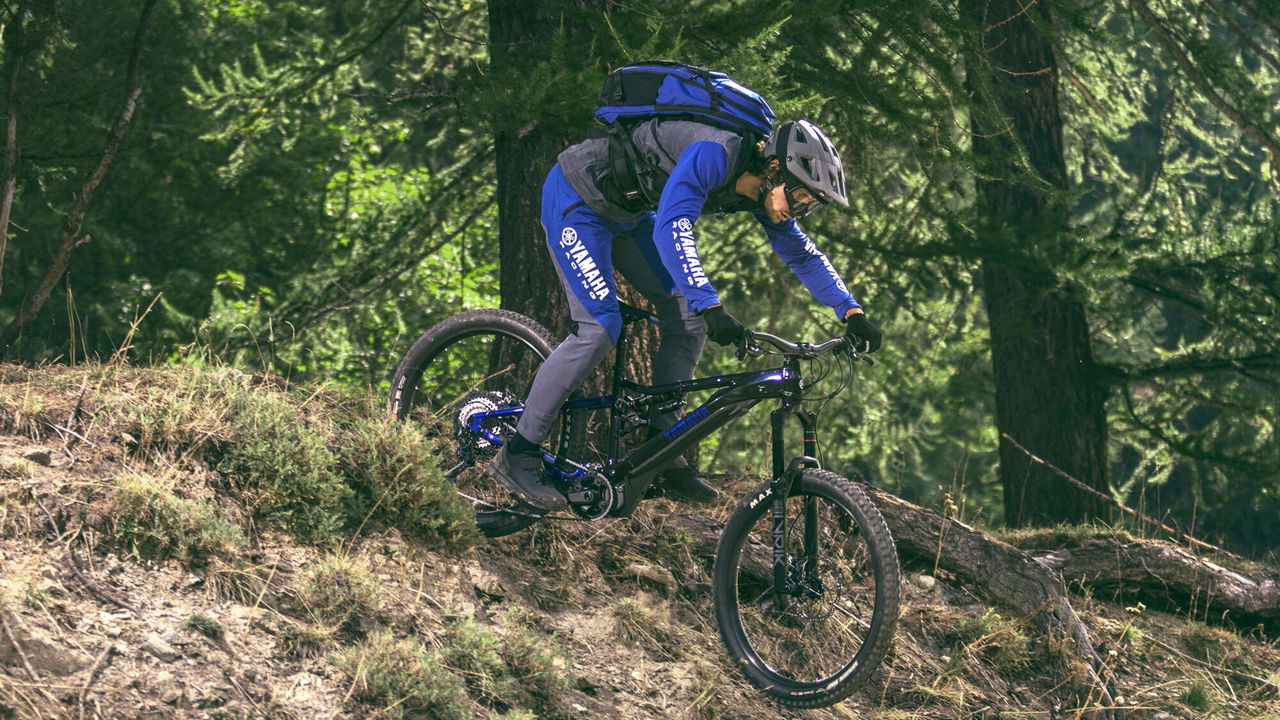 eBike Yamaha de enduro perfil, motor eléctrico visible en acción