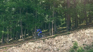 Vista lateral de la nueva Yamaha ebike de Enduro All Mountain descansando en terreno off-road.