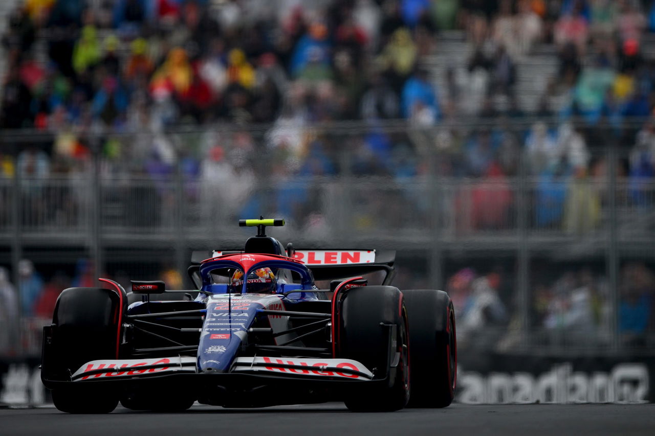 Vista dinámica de Tsunoda al volante del RB16B en pista